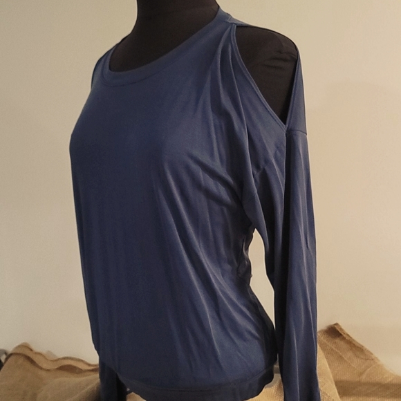 Mixed Threads - Peek-a-boo Shoulder Top - Picture 2 of 3